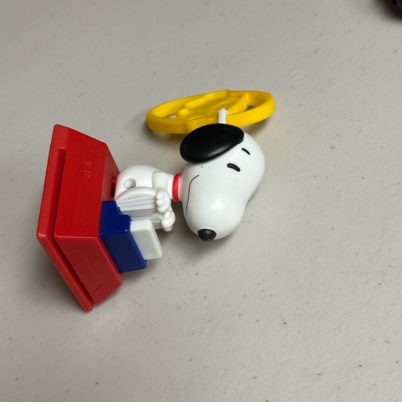 Mc Donald’s 2018 Peanuts Worldwide Snoopy Toy figure - Picture 9 of 9